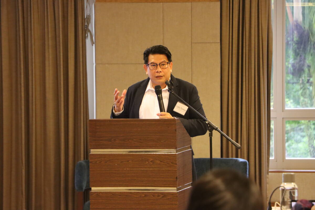 Fabby tumiwa ceo iesr memberikan pemaparan dalam regional dialogue realizing aseans energy future turning vision into action with southeast asia energy transformation initiative seaeti 1 1