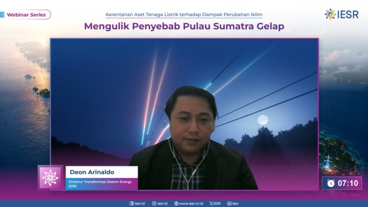 Deon Arinaldo Direktur Program Transformasi Sistem Energi IESR dalam Webinar Mengulik Penyebab Pulau Sumatra Gelap 750x422