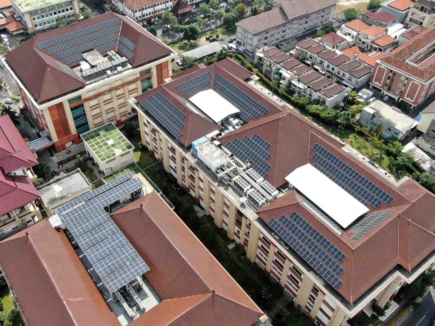 Penampakan Solar Panel yang terpasang pada NgoerahSun Wellness Aesthetic Center NSWAC Bali (1) 11zon