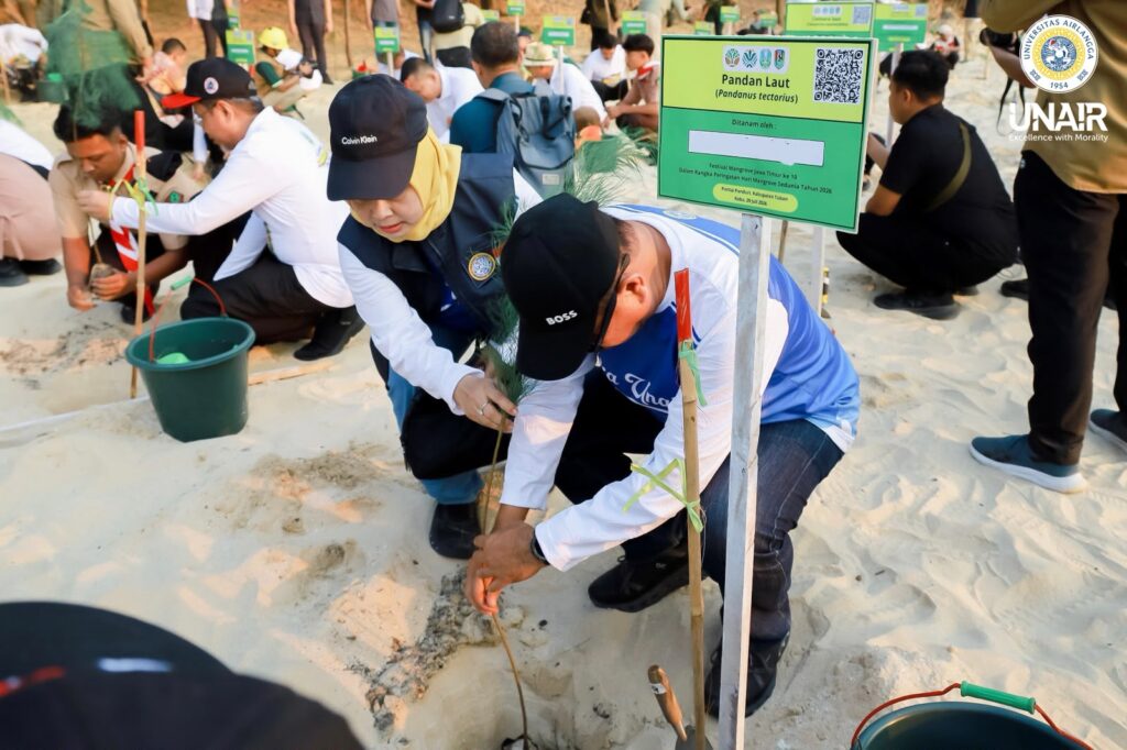 Dukung Pelestarian Pesisir UNAIR Ikut Serta Lakukan Penanaman Pohon di Festival Mangrove 1024x682