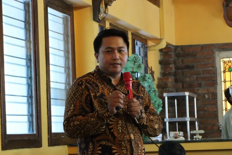 Deon Arinaldo Direktur EST IESR dalam media briefing Pencapaian Pertumbuhan Ekonomi 8 melalui Implementasi PLTS 100 GWp 750x500